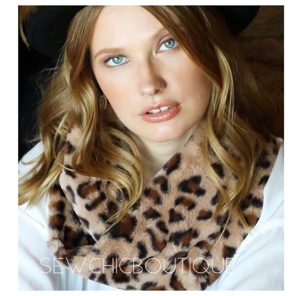 Soft Leopard Print Faux Fur Infinity Scarf - Picture 1 of 4